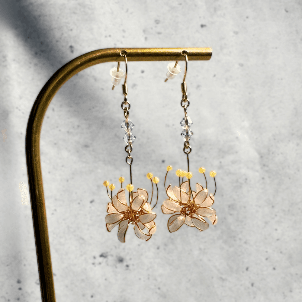 【彼岸花/曼珠沙華】ピアス サージカルステンレス/白い2粒のストーン/レジン×ワイヤー/幻想的な白/和装/受注製作 | 7枚目